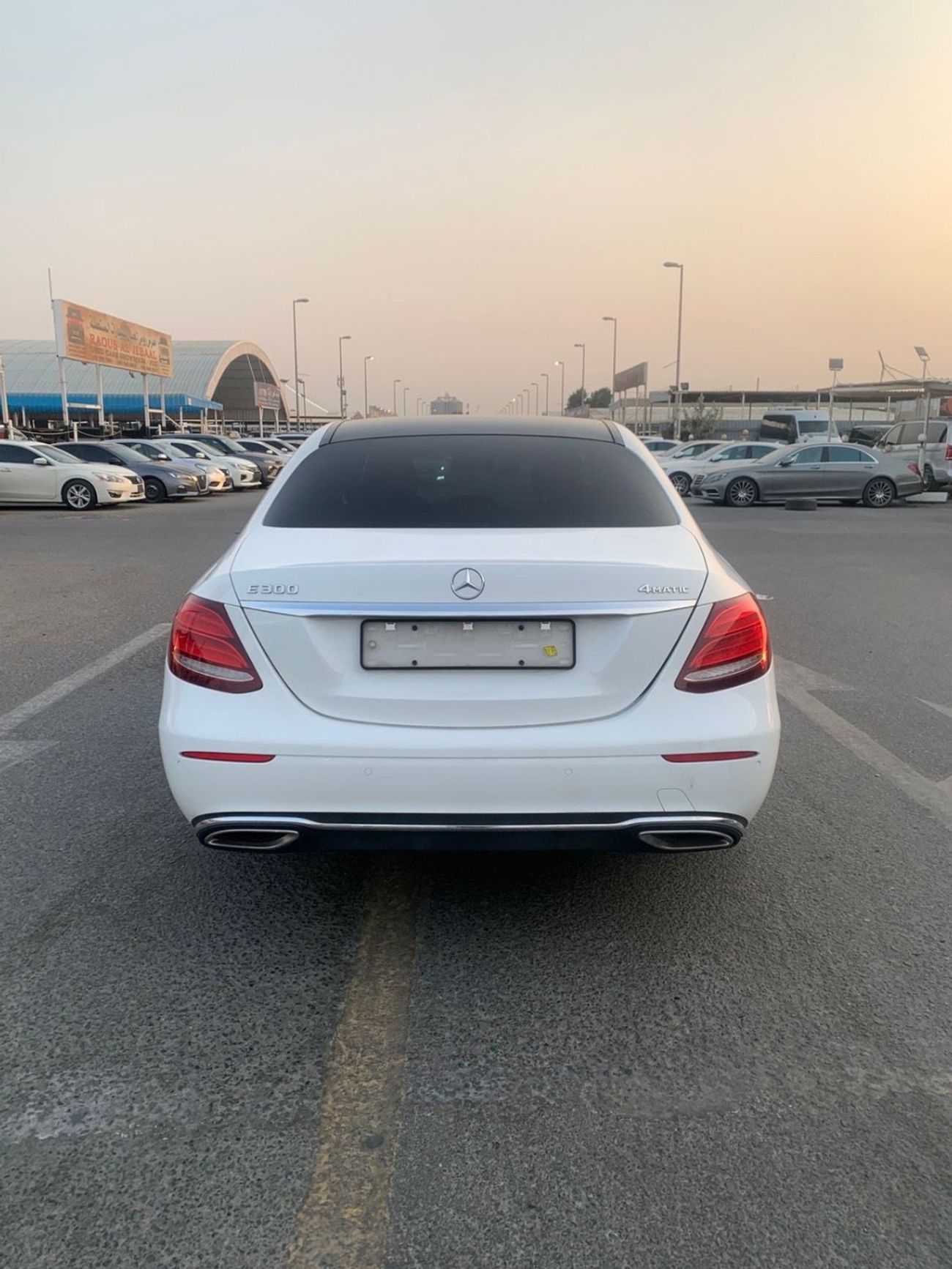 مرسيدس بنز E300 Mercedes-Benz E300 4Matic panorama V4 2.0L Model 2017 Price:90.000AED  Mileage:140.000 Km  Specifica