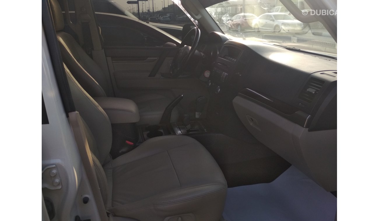 ميتسوبيشي باجيرو 2013 ابيض  3.8خليجى جلد فتحة سقف حالة وكالة بدون صبغ بدون حوادث ممتازة