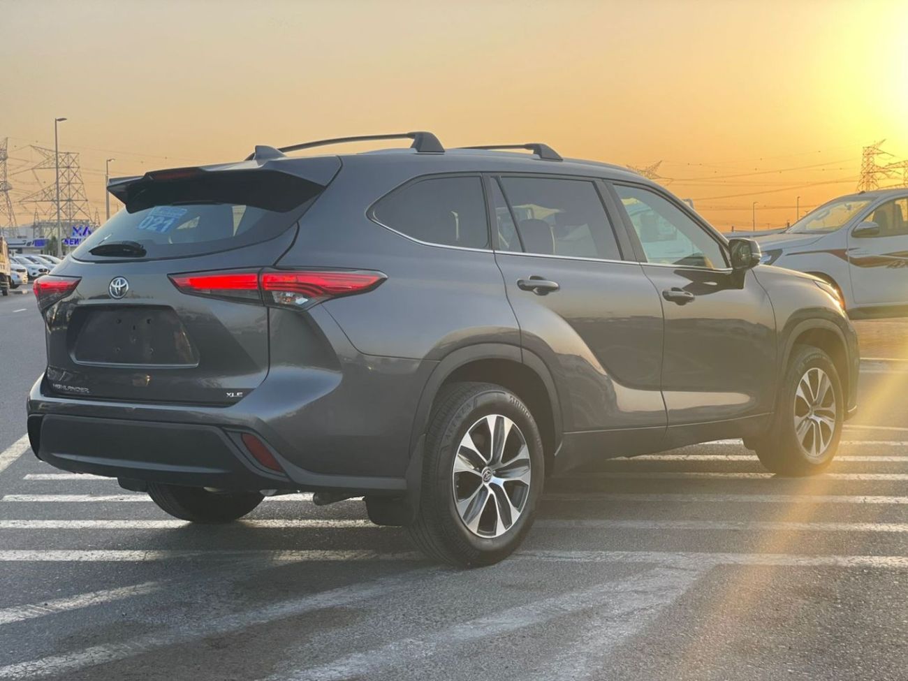 تويوتا هايلاندر 2023 Toyota Highlander XLE 2.4L V4 Turbo Full Option - Full 7 Seater Trunk Auto - Wireless Charge -