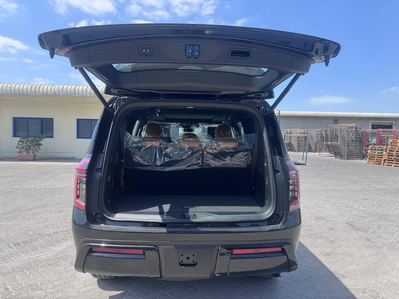 Nissan Patrol SE PLATINUM CITY 3.8L_2026_(BLACK/TAN)