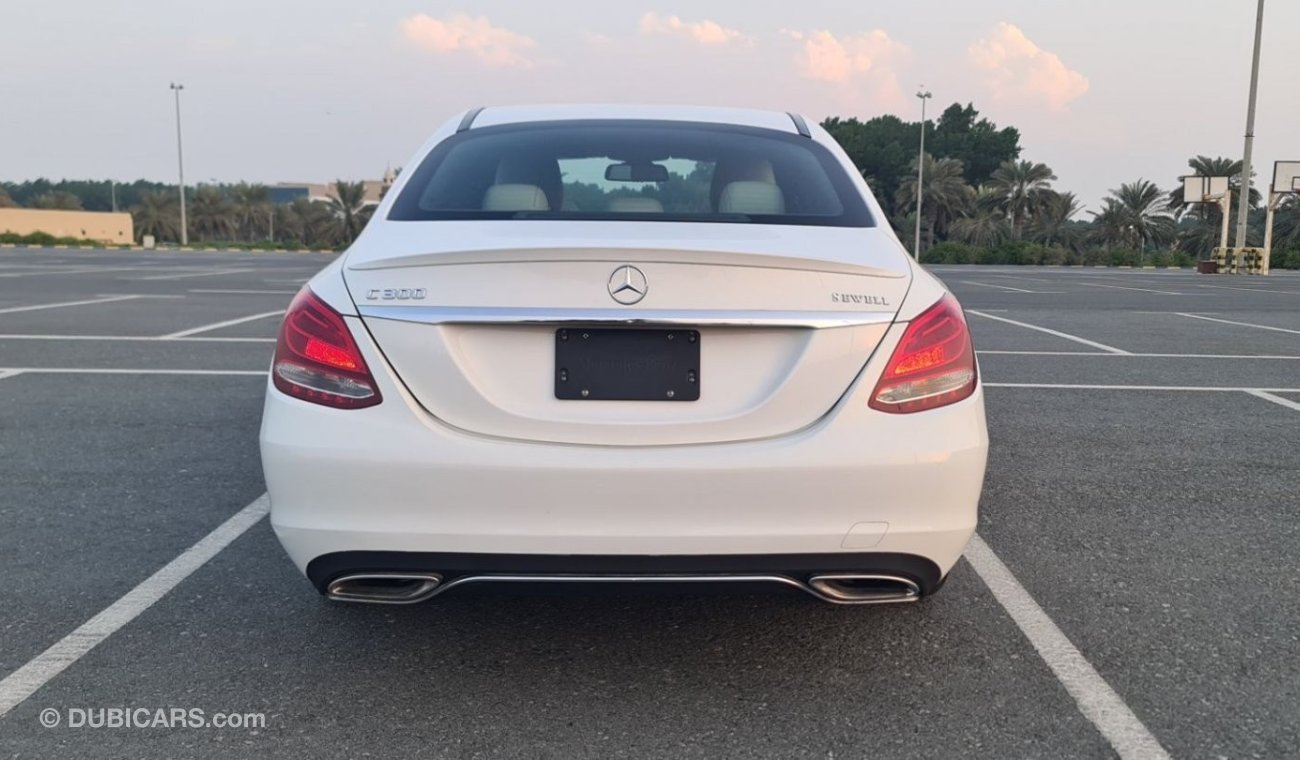 مرسيدس بنز C 300 لاكجري