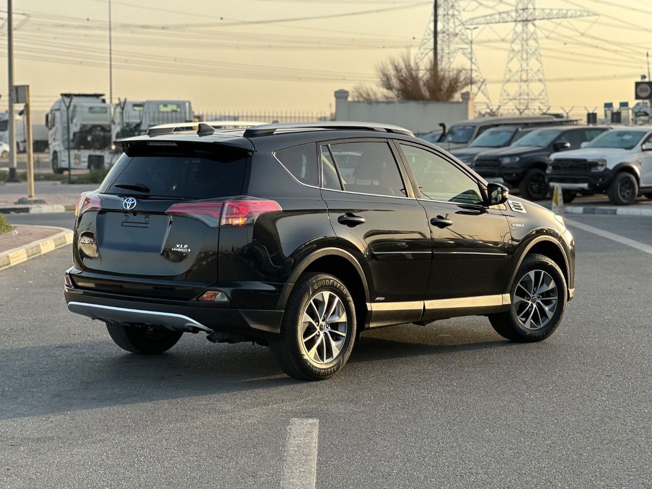 Toyota RAV4 Hybrid XLE Sunroof, push start full option