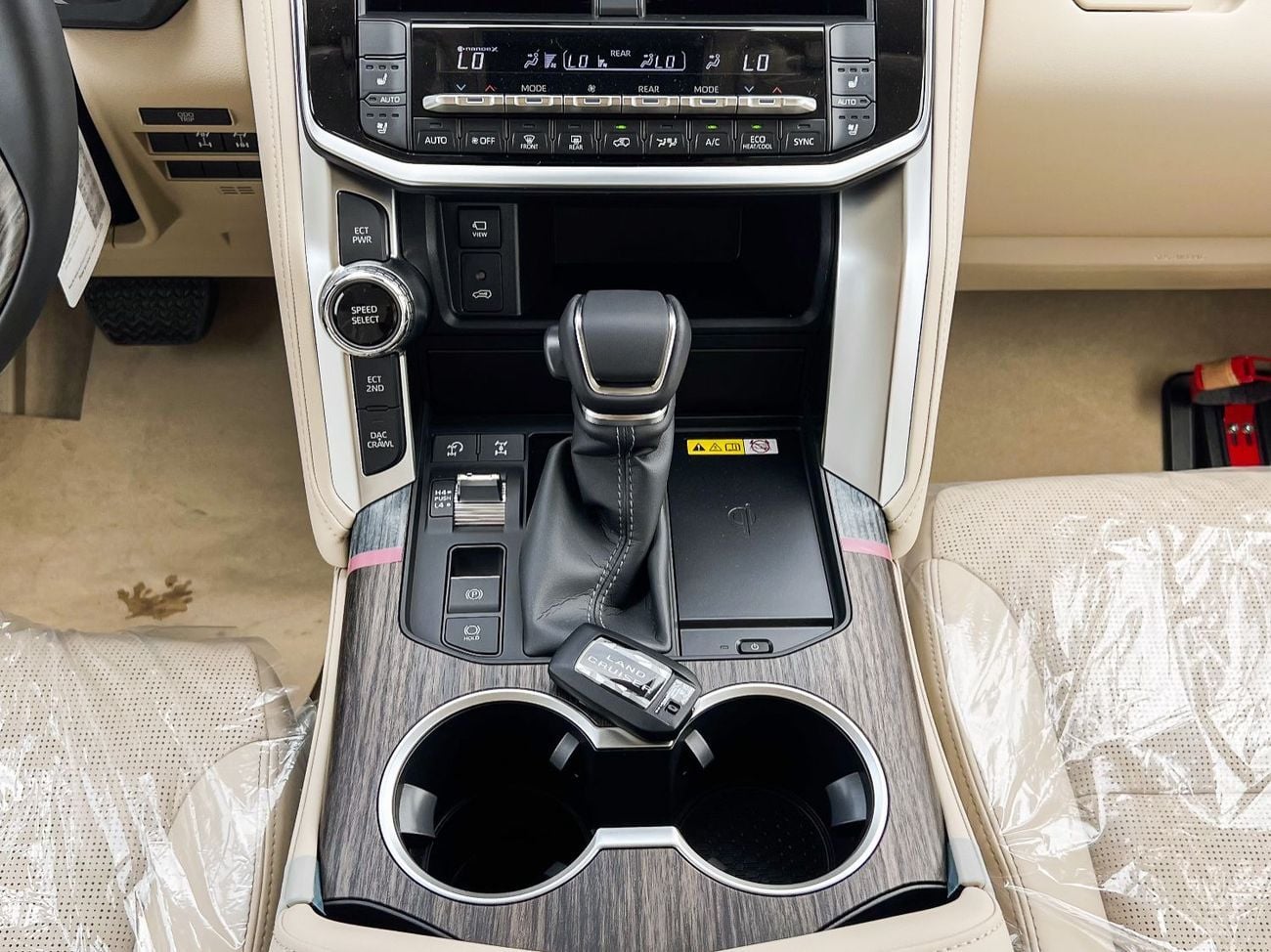 تويوتا لاند كروزر EXPORT ONLY - Toyota LC300 VXR 4.0L (GCC Specification)