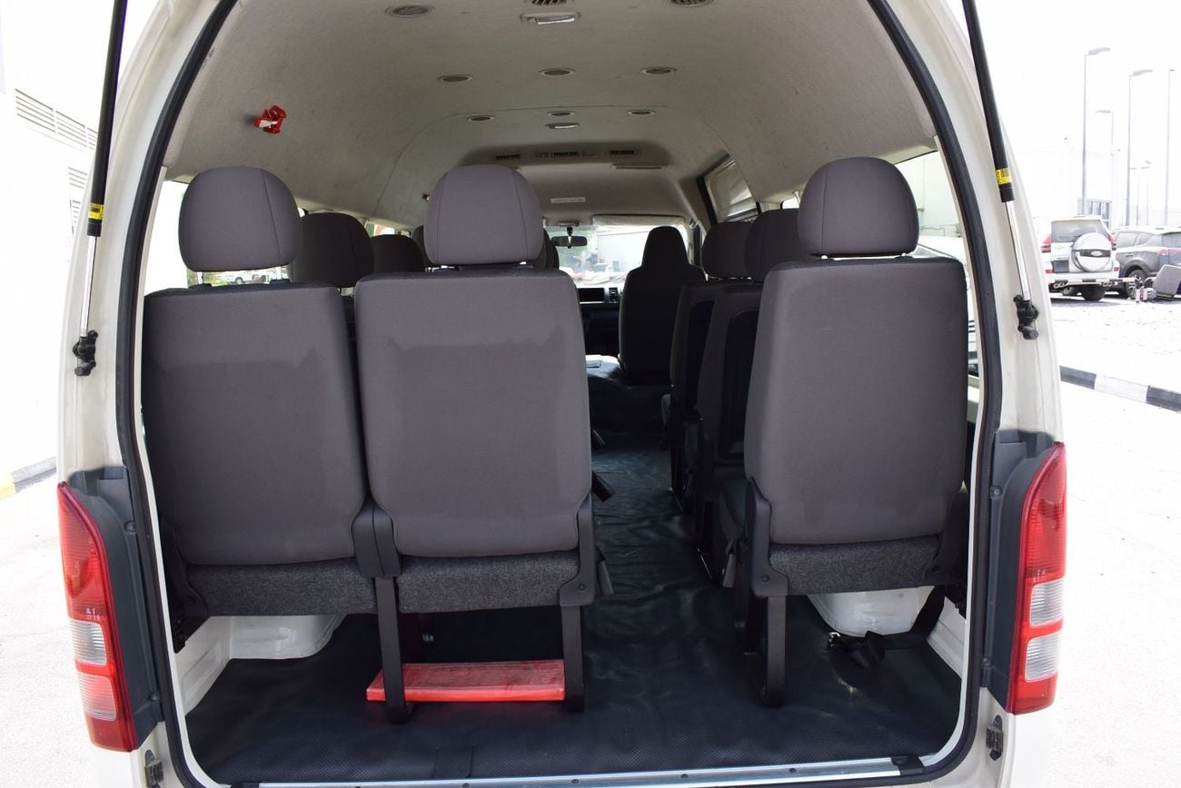 Toyota Hiace GL 13 seater bus, model:2018. Only done 79000 km