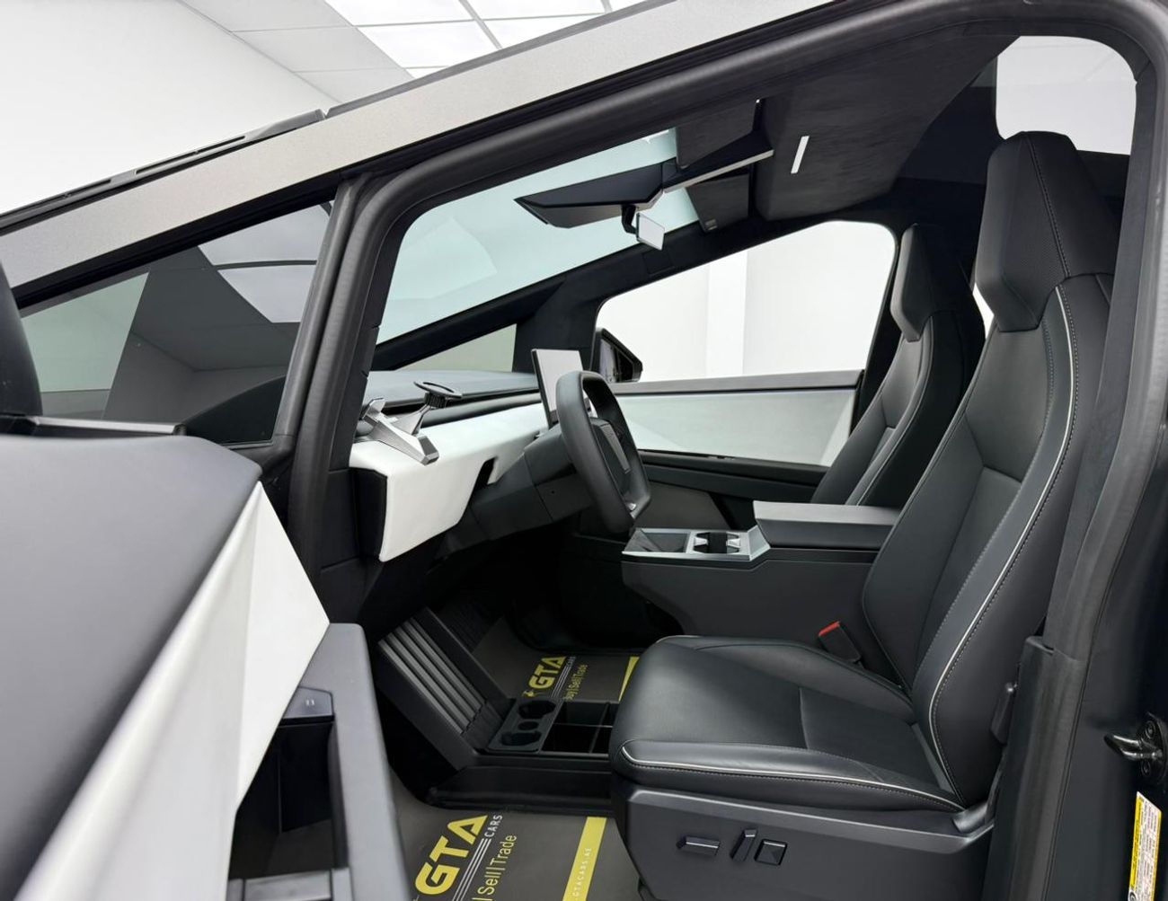 Tesla Cybertruck 2024 Tesla Cybertruck Foundation, Armor Glass, Very Low Km, Excellent Condition, American