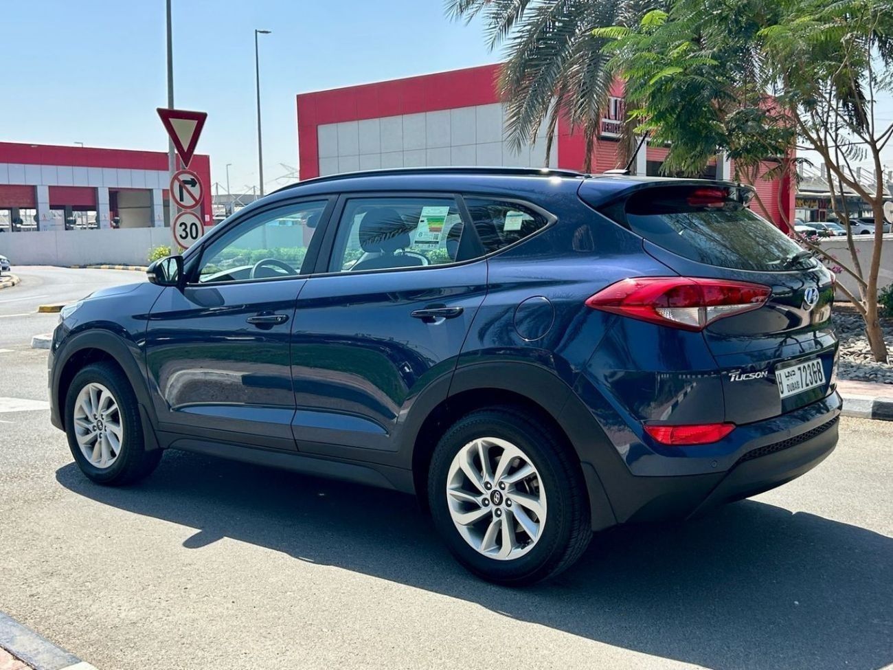 Hyundai Tucson GL Plus 2.0L GCC FULL AGENCY SERVICE WITH PANOROMIC ROOF, REAR CAMERA, AUTO FOLD SIDE MIRRORS