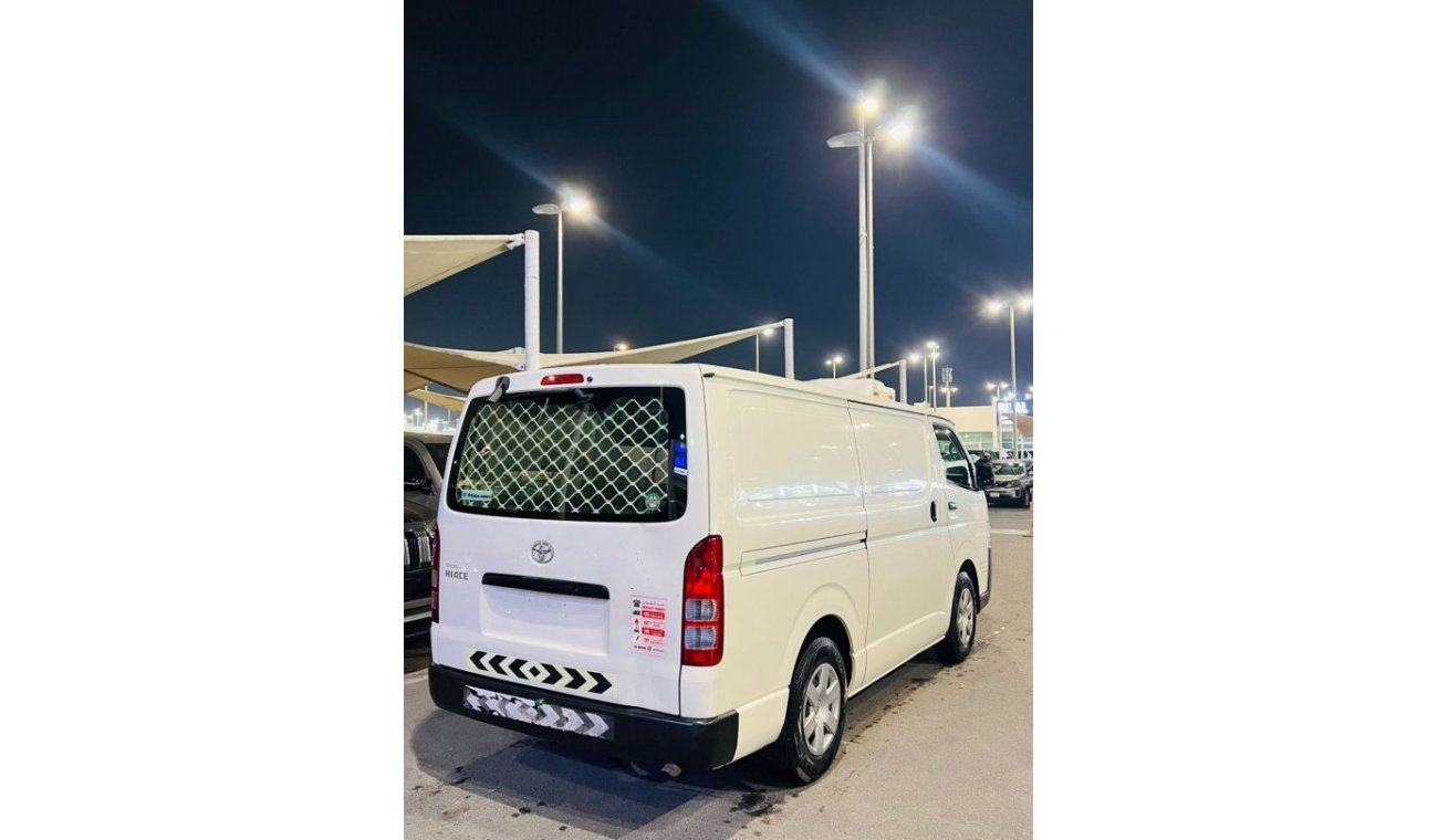 Toyota Hiace Commuter Standard