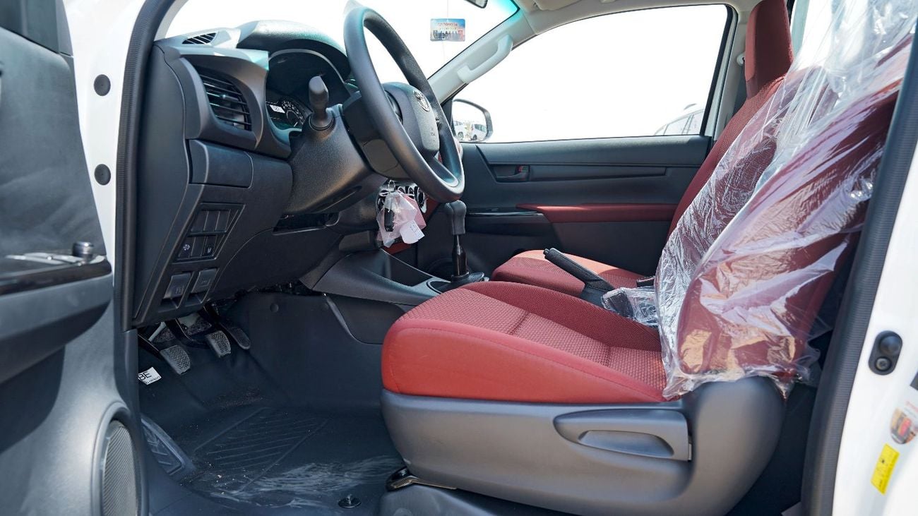 تويوتا هيلوكس GLX | 2.L 4x4 Manual Transmission | Touch Screen Display | Bed Liner | D-4D