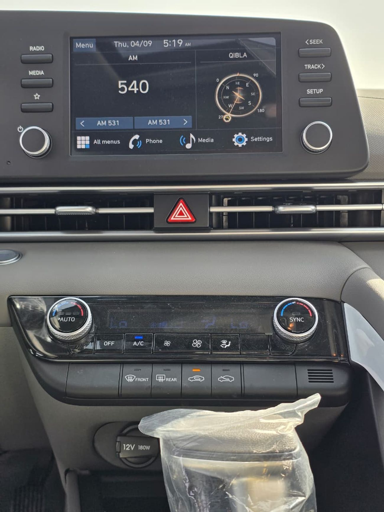 هيونداي إلانترا 2024 Hyundai Elantra 1600cc 2WD Comfort Automatic