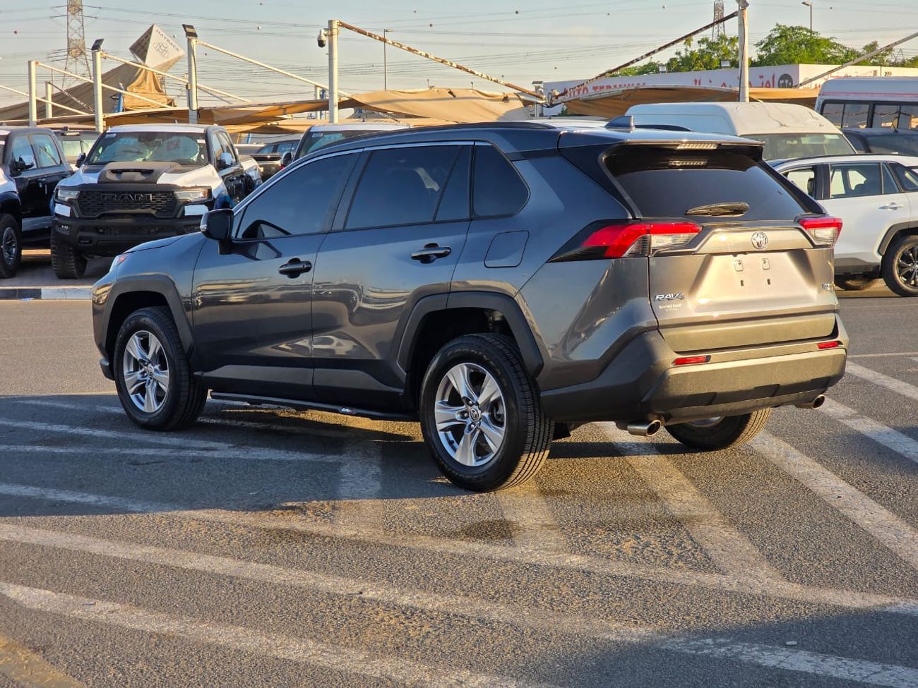 Toyota RAV4 2.5L XLE Full option Sunroof , Push button and Trunk automatic