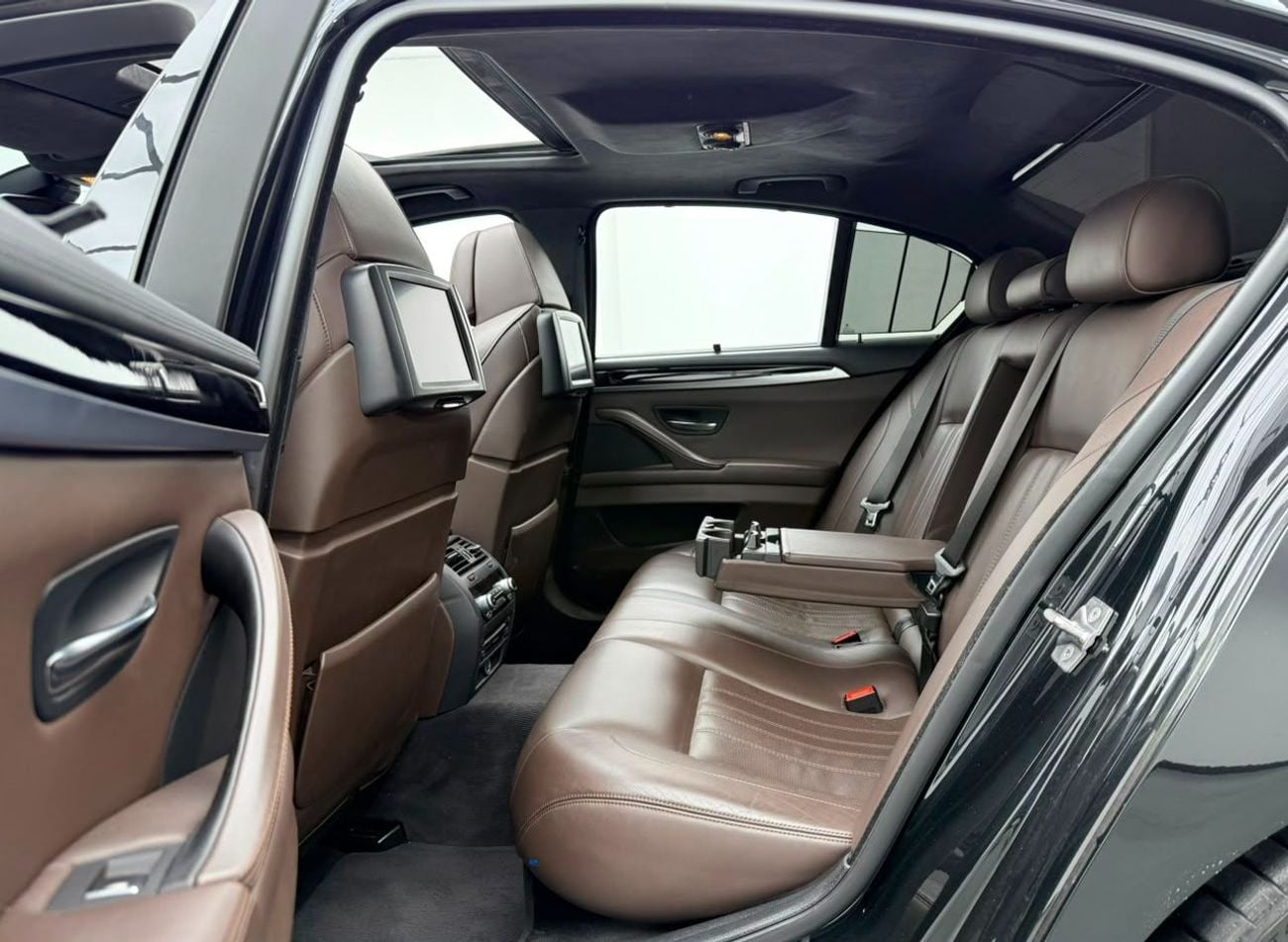 BMW M5 INDIVIDUAL 2013 BMW M5, Stage 2 Tuned, Carbon Fiber Exterior, Fully Loaded, Excellent Condition, GCC