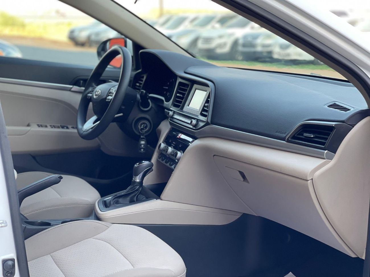 Hyundai Elantra Standard ELANTRA WHITE / LINE ASSIST /APPLE CAR PLAY