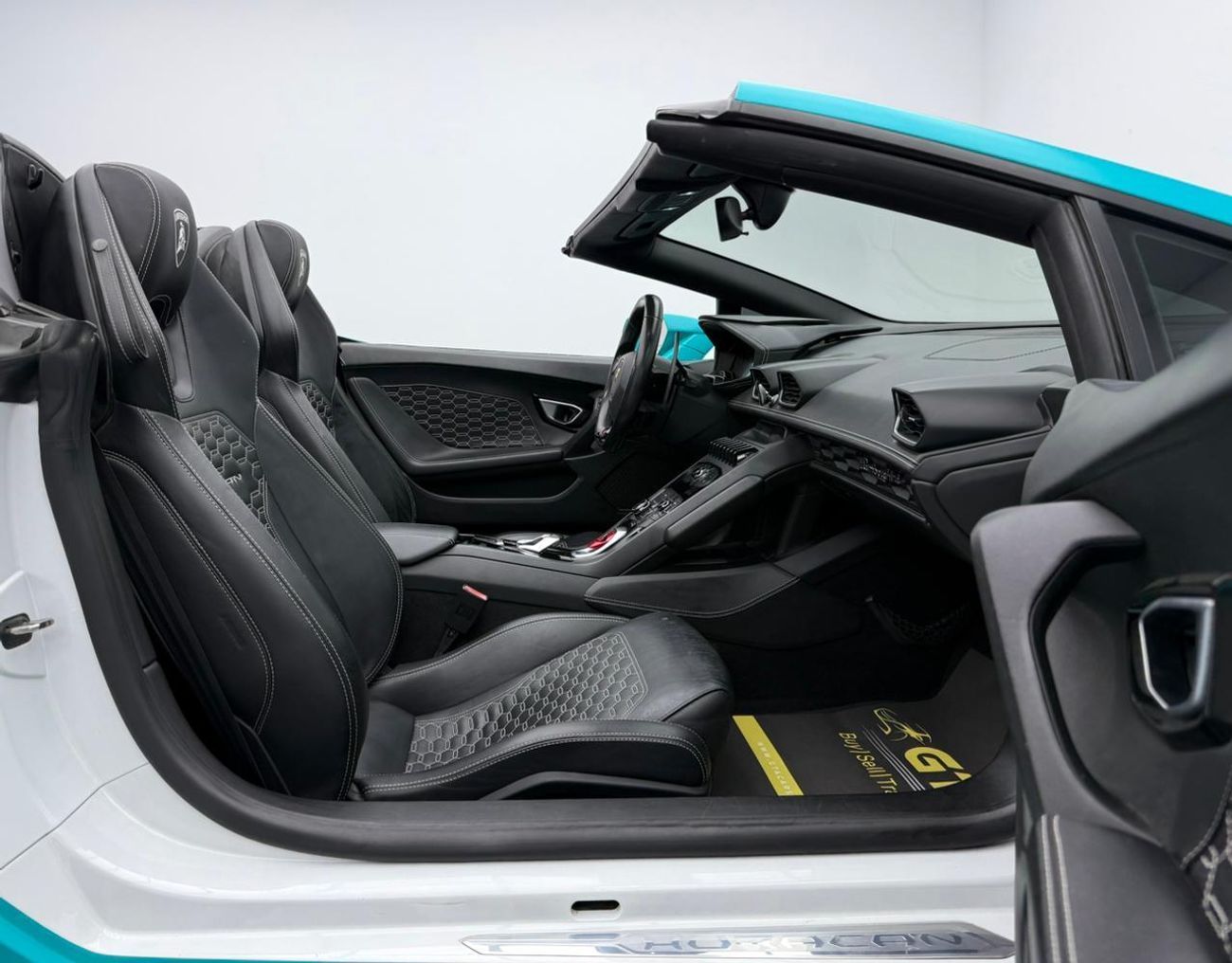 Lamborghini Huracan 2017 Lamborghini Huracan LP610-4 Spyder ,Full Service History ,GCC