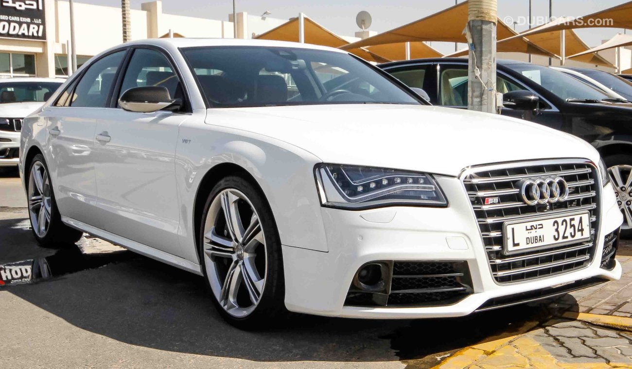 Audi S8 V8