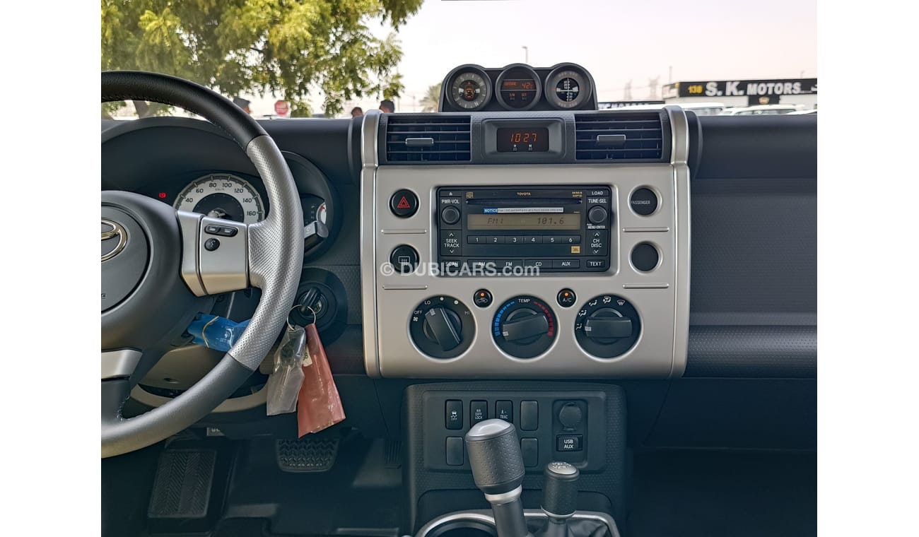 Toyota FJ Cruiser 4.0L PETROL / REAR CAMERA / DIFF LOCK / GCC SPECS / 4WD (CODE # 67859)