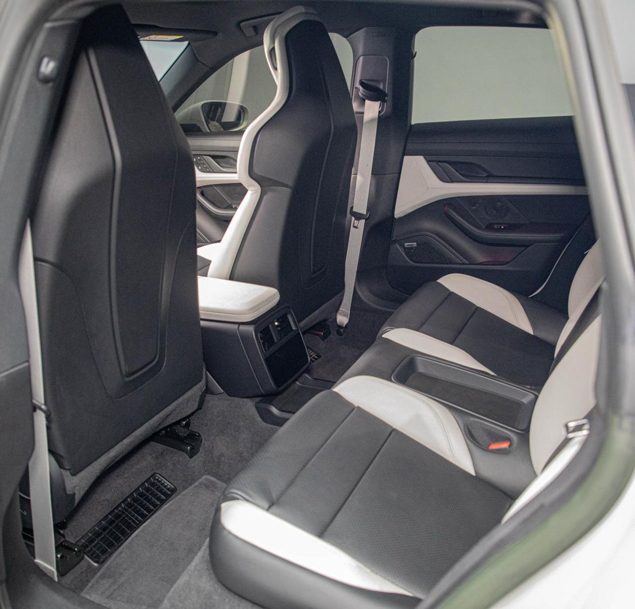 بورش تايكان 4S Cross Turismo