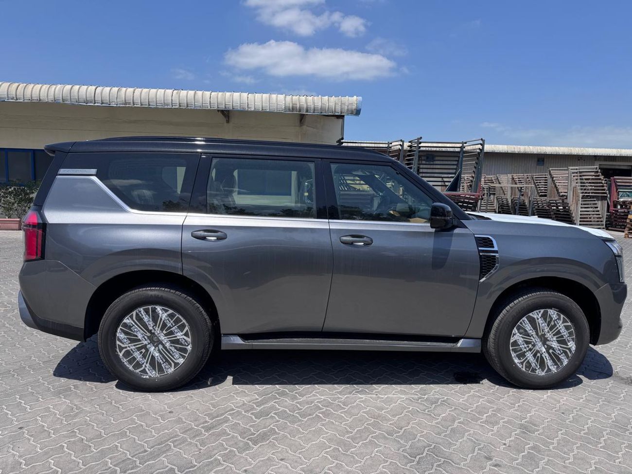 Nissan Patrol SE Platinum City 3.8L (Ext _GRAY WITH BLACK ROOF Inter_TAN)