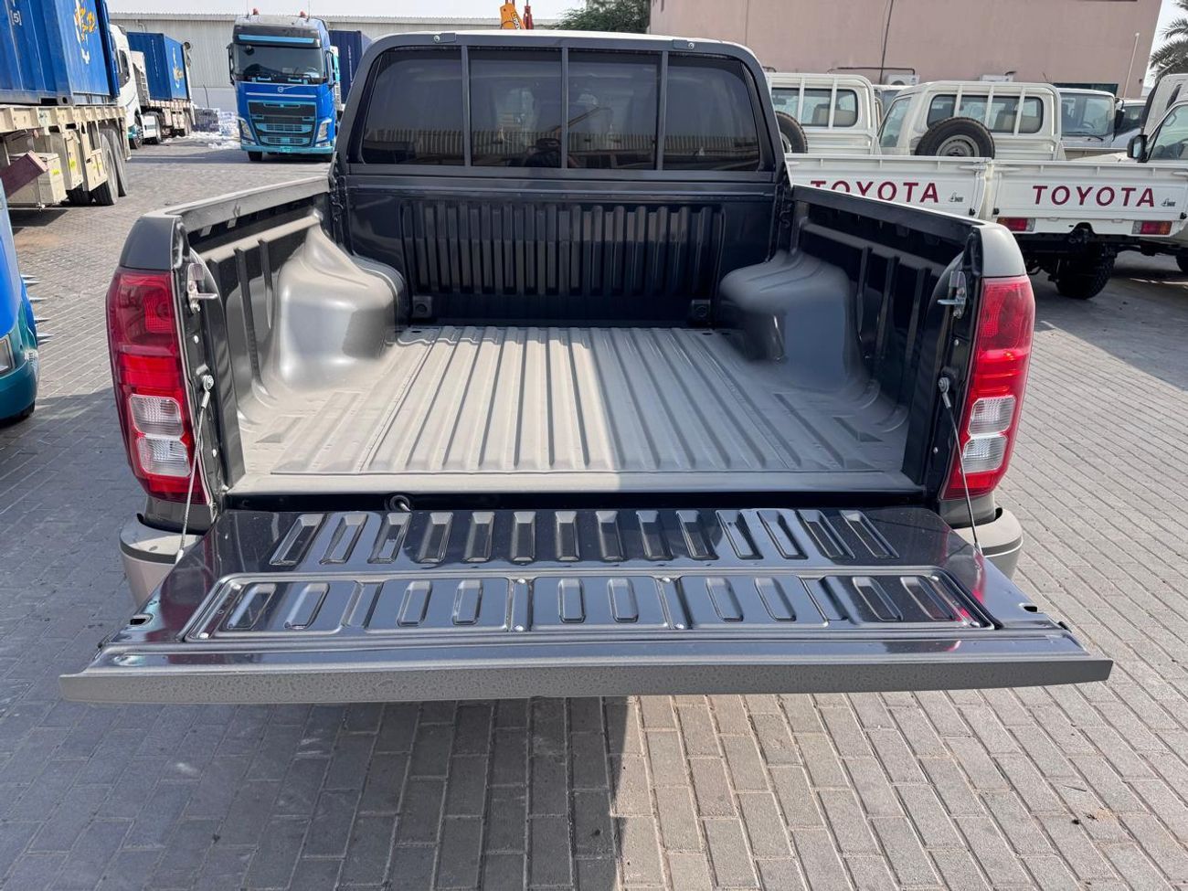 Mitsubishi L200 MITSUBISHI L200 Petrol Double Cabin 4WD 5MT 2.5L GLX -FULL OPTION_Grey