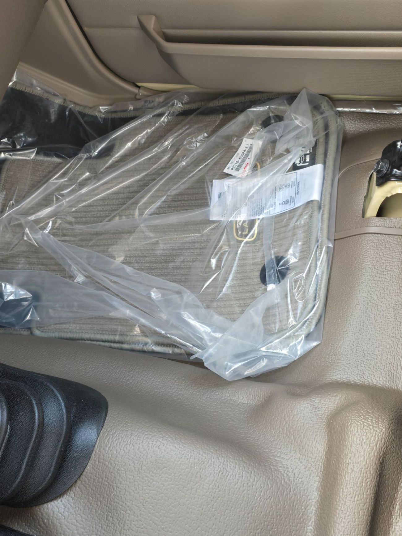 تويوتا لاند كروزر بيك آب MANUAL TRANSMISSION 4.0 PETROL DUAL FUEL TANKS 4.0 PETROL QUANTITIES AVAILABLE