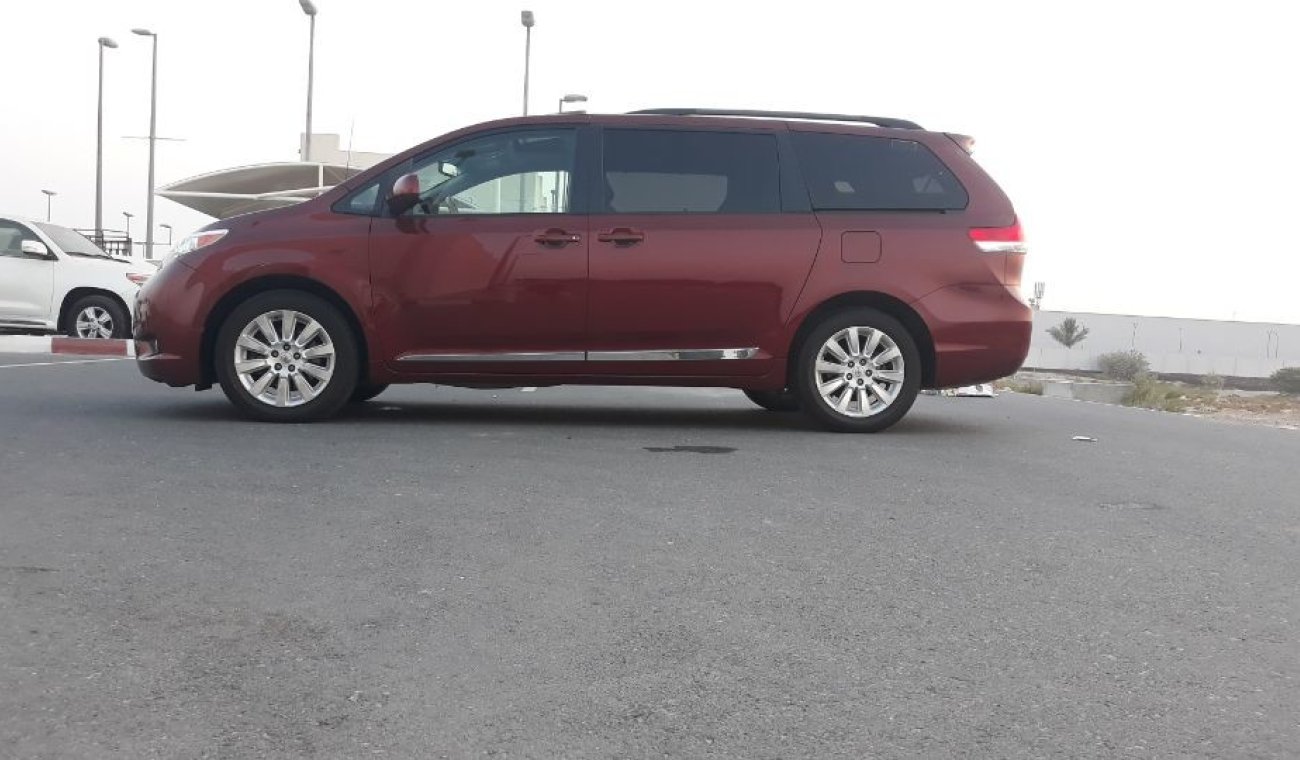 Toyota Sienna XLE 2012  Toyota seinna full options American specs low mileage