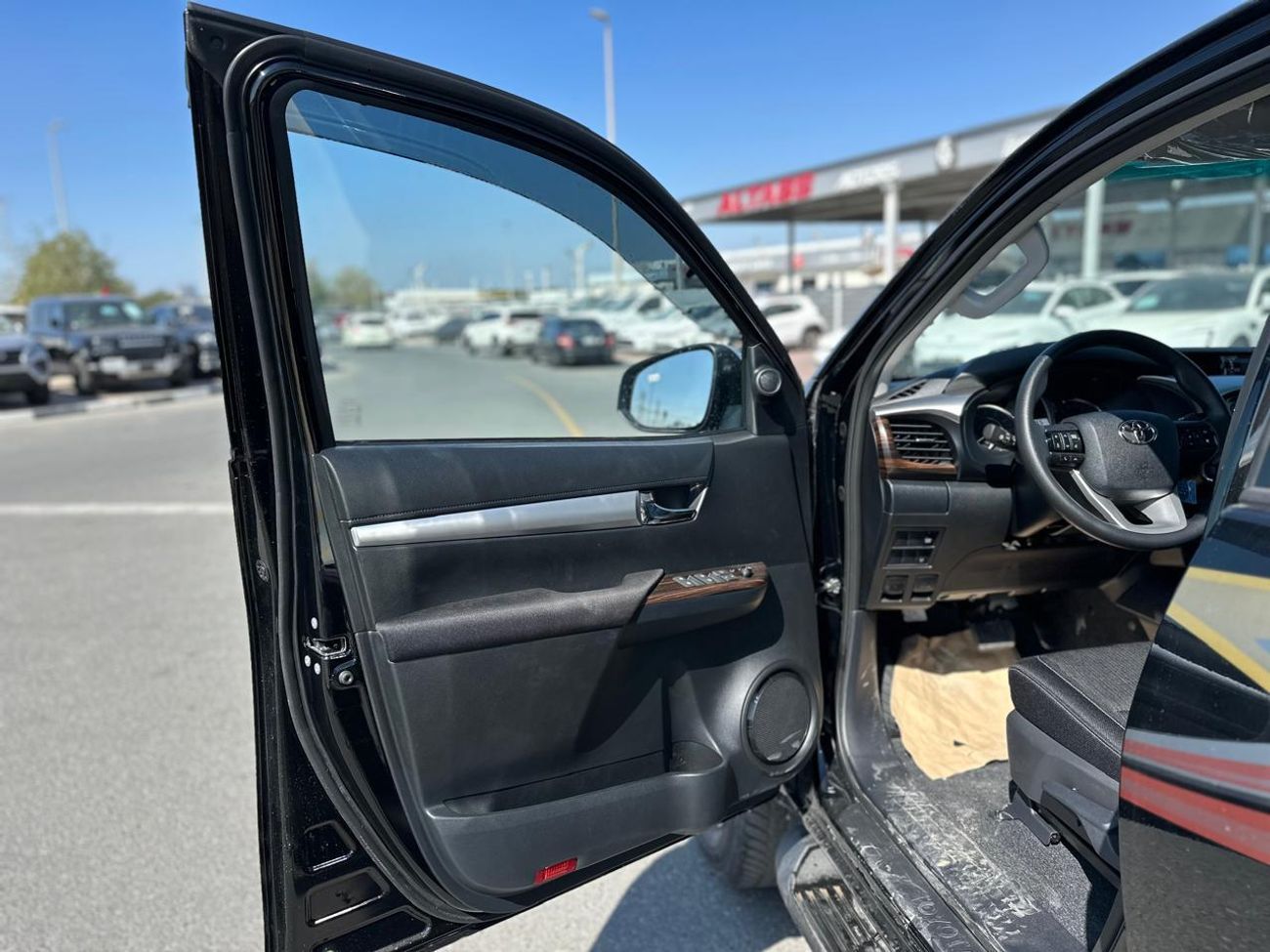 Toyota Hilux Toyota Hilux 2.7L A/T Full Option, Push Start, BSM, Black Color 2025/2025