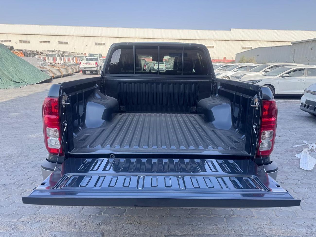 Mitsubishi L200 MITSUBISHI L200 Petrol Double Cabin 4WD 5MT 2.5L GLX - Basic Option _Grey