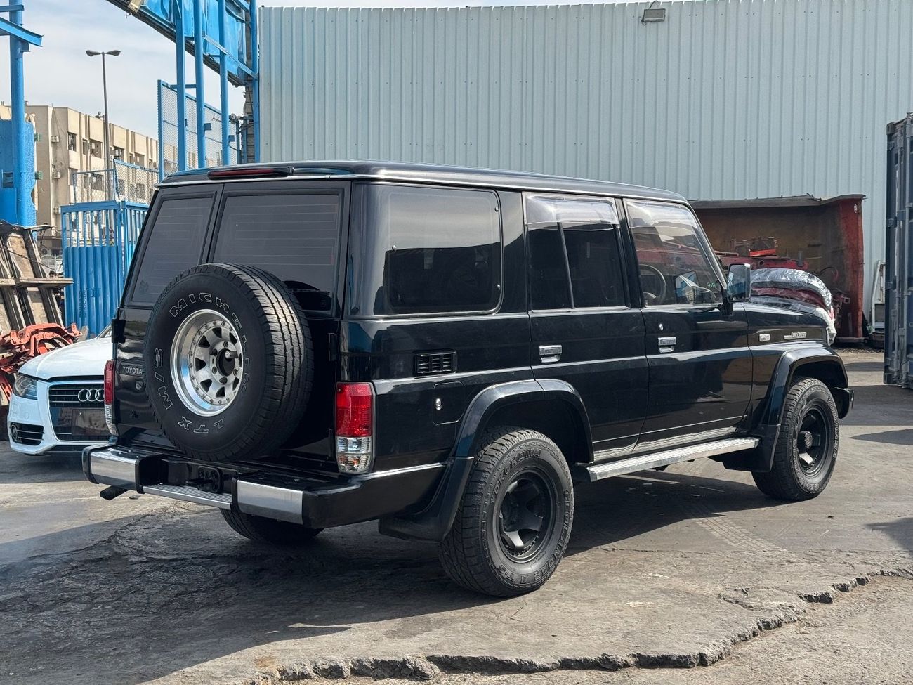 تويوتا لاند كروزر 70 4WD- 7 Seater