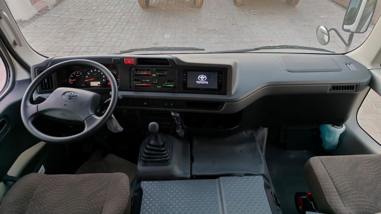 تويوتا كوستر 4.0L 23 Seater . Manual . Diesel . 3 Door . Rear Wheel Drive