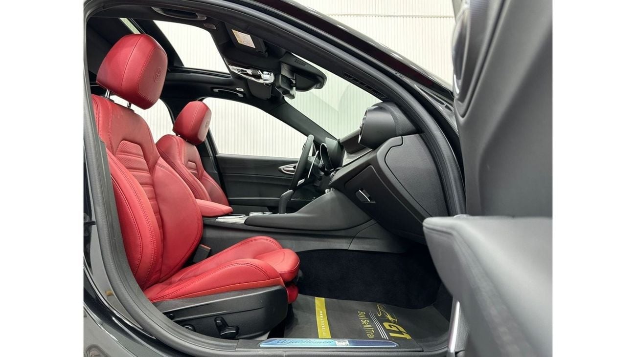 ألفا روميو جوليا 2023 Alfa Romeo Giulia Veloce Q2, 2028 Agency Warranty + Service Contract, GCC