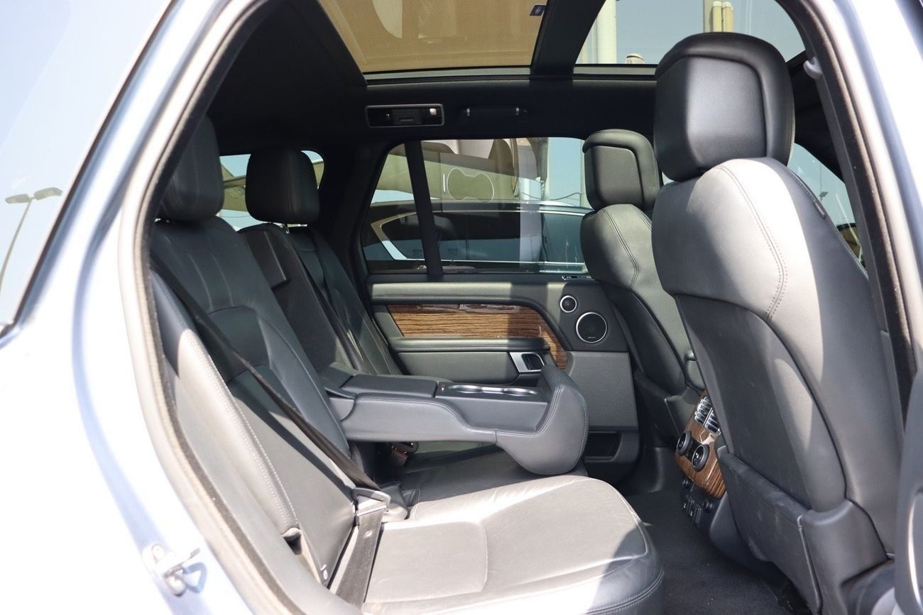 لاند روفر رينج روفر HSE 3.0L (380 HP) Range Rover SE V6 / 2018 / GCC / Original Paint / Full Service History