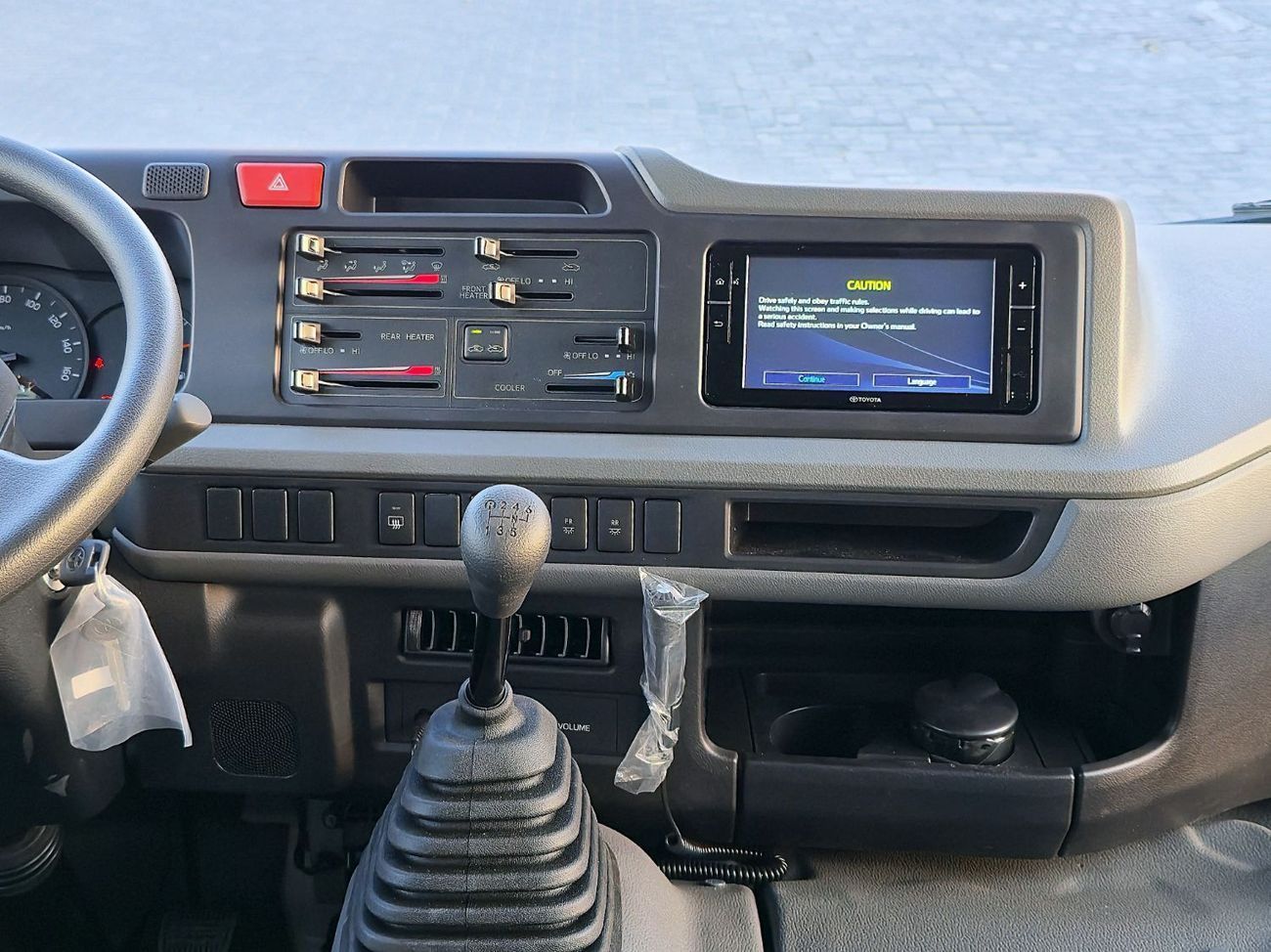 Toyota Coaster AL FUTAIM - TOYOTA COASTER PETROL 2.7 MT - AUTO DOOR - 23 SEATER  - 2025 MODEL - WHITE 