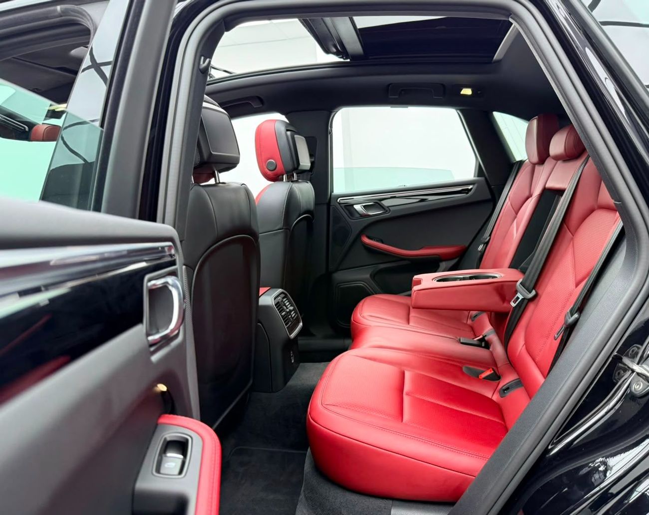 Porsche Macan STD 2024 Porsche Macan, 2027 Porsche Warranty, Full Porsche Service History, Very Low Km, GCC