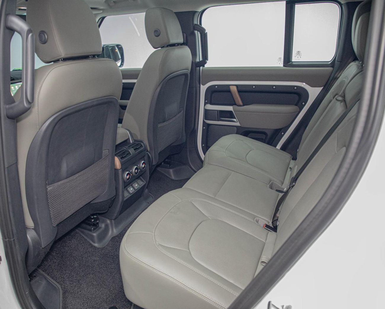 لاند روفر ديفندر 110 SE P400 3.0L