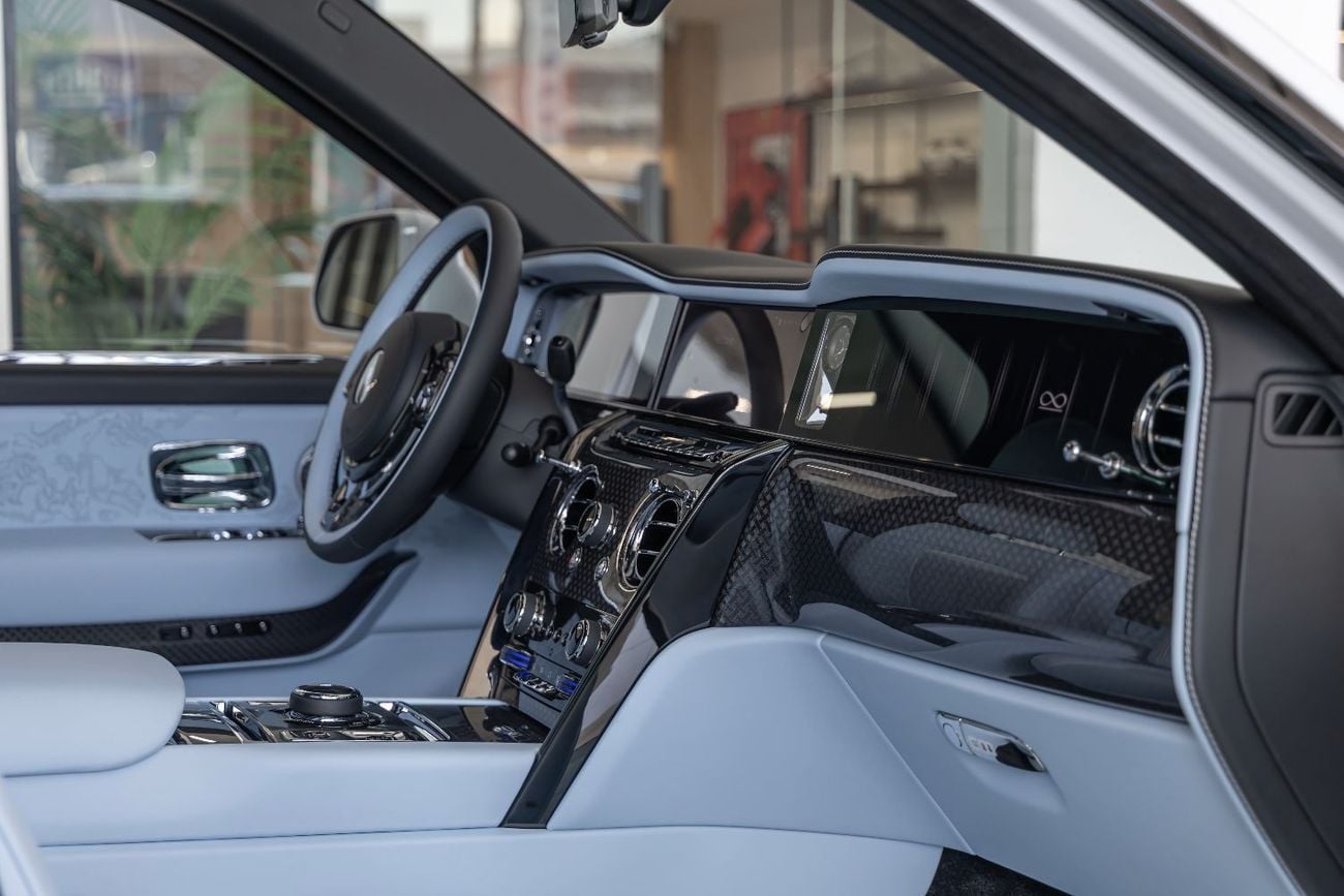 رولز رويس كولينان ROLLS-ROYCE CULLINAN | BLACK BADGE | FULL OPTIONS | BESPOKE SOUND SYSTEM | GCC SPECS | DEALER WARRAN