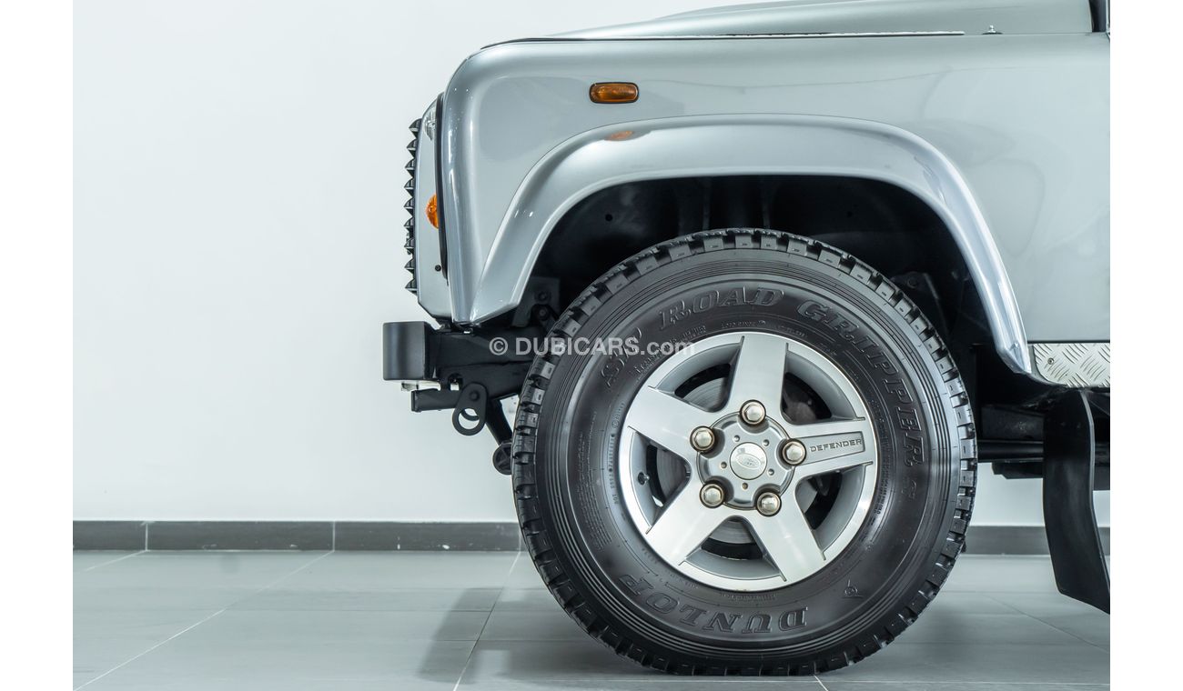 Land Rover Defender 2013 Land Rover Defender TD4 2.4L / Comfort Pack & Exterior Pack / Full-Service History