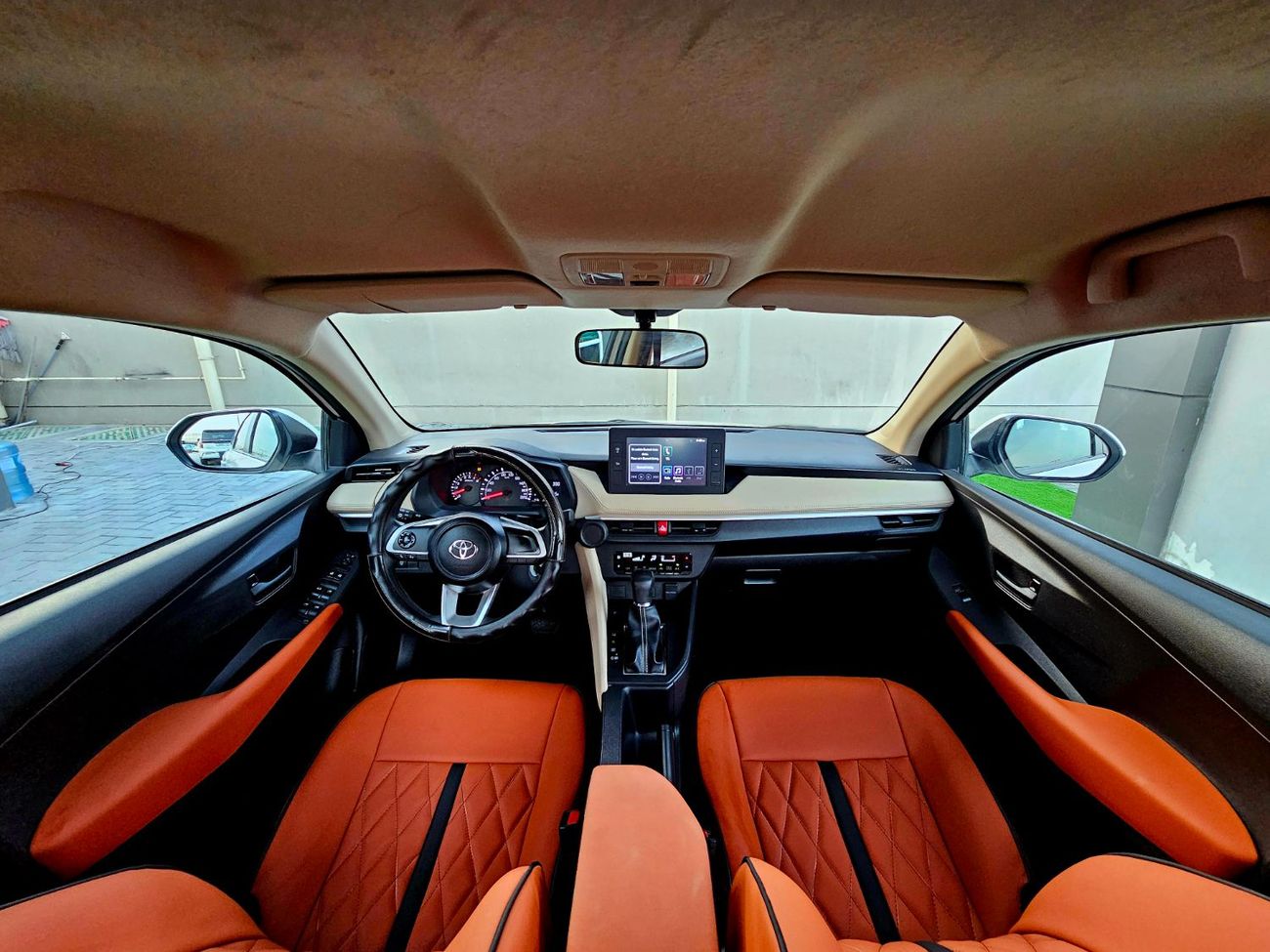 تويوتا يارس SE/ 1.5 V4 / LEATHER SEATS/ LOW MILEAGE/ SINGLE OWNER