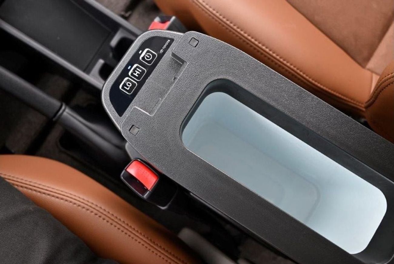 Toyota Land Cruiser 70 SUPER DELUXE V6 4.0L PETROL 5-SEATER 4WD AUTOMATIC - EURO 4