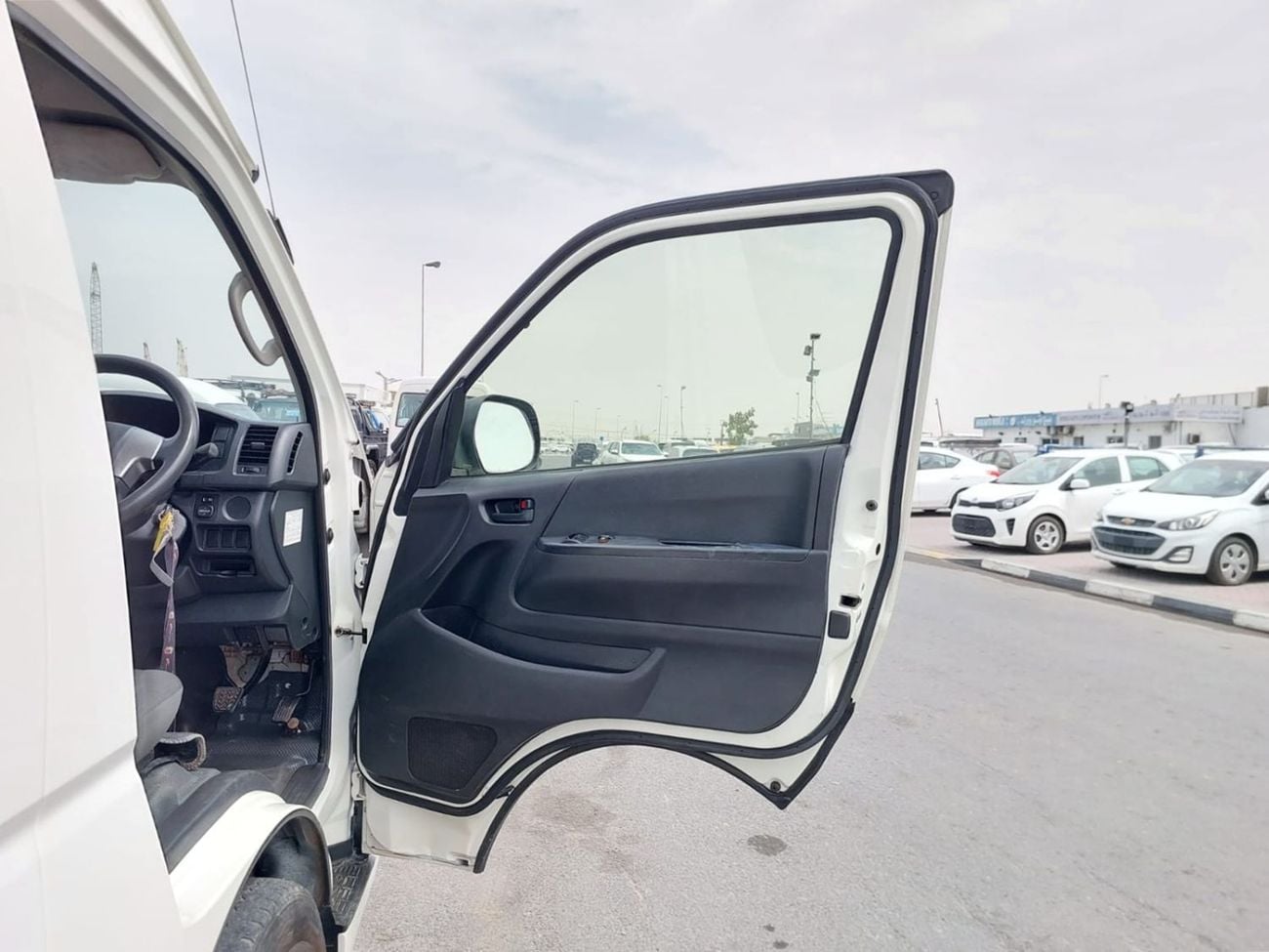 Toyota Hiace TOYOTA HIACE COMMUTER VAN RHD 2018 MODEL 3.0 L DIESEL AUTOMATIC(PM36297)