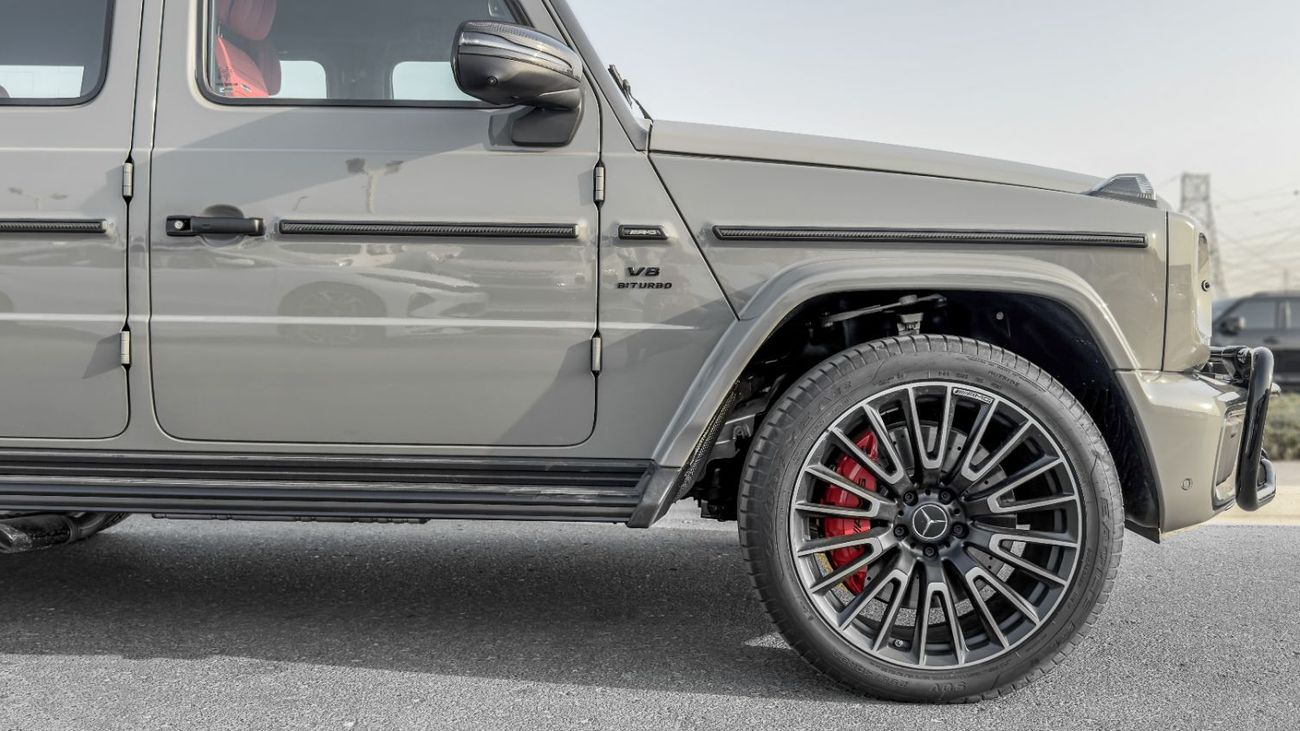 مرسيدس بنز G 63 AMG ستاندارد مرسيدس بنز AMG G 63 موديل 2026، محرك بنزين 4.0 لتر، ناقل حركة أوتوماتيكي (لون ناردو رمادي-أحمر)