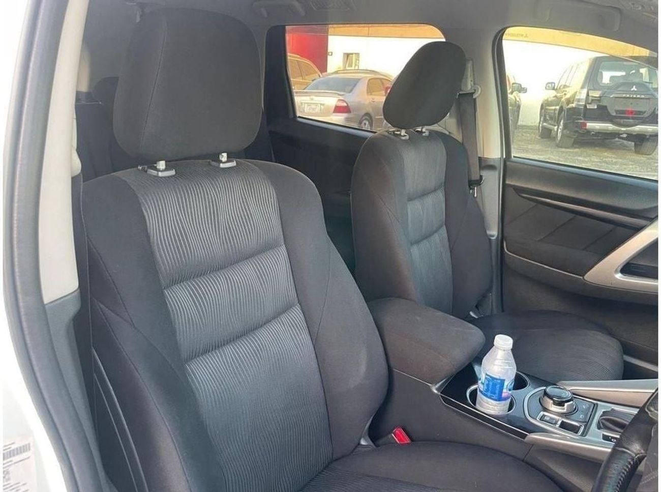 ميتسوبيشي باجيرو Diesel 2.4 Liter Right Hand Drive Automatic 4WD T.V Back Camera