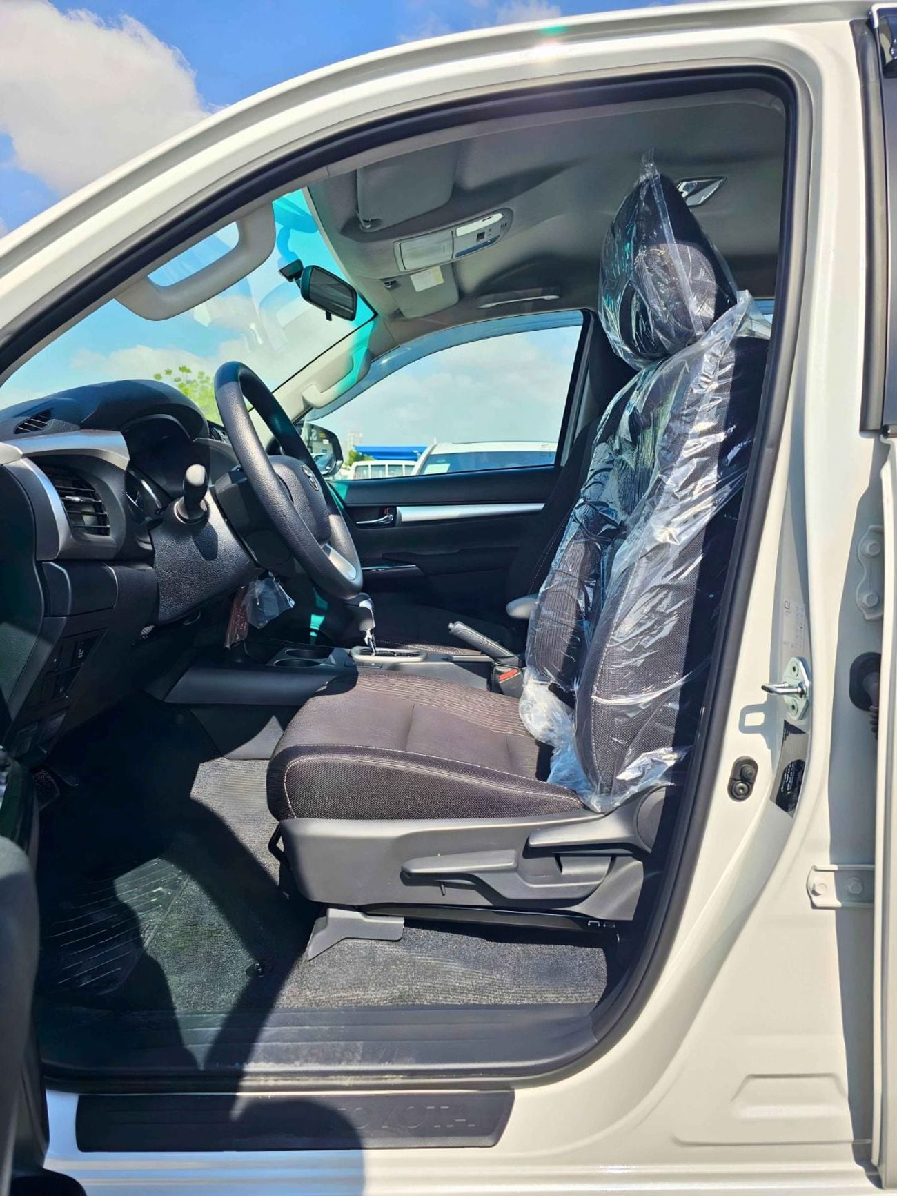 Toyota Hilux SR5 / 2.4L DIESEL A/T / BLIND SPOT / DIFF LOCK / FR&RR CHROME BUMPERS / (CODE # HDFAA)