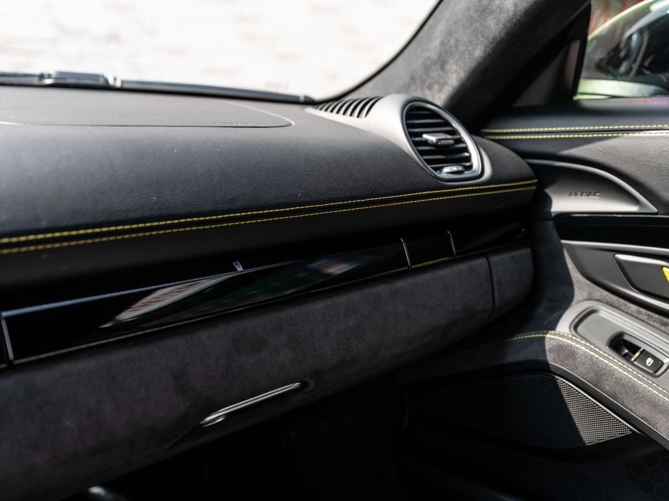 Porsche 718 Cayman GT4 4.0L (420 HP) M/T