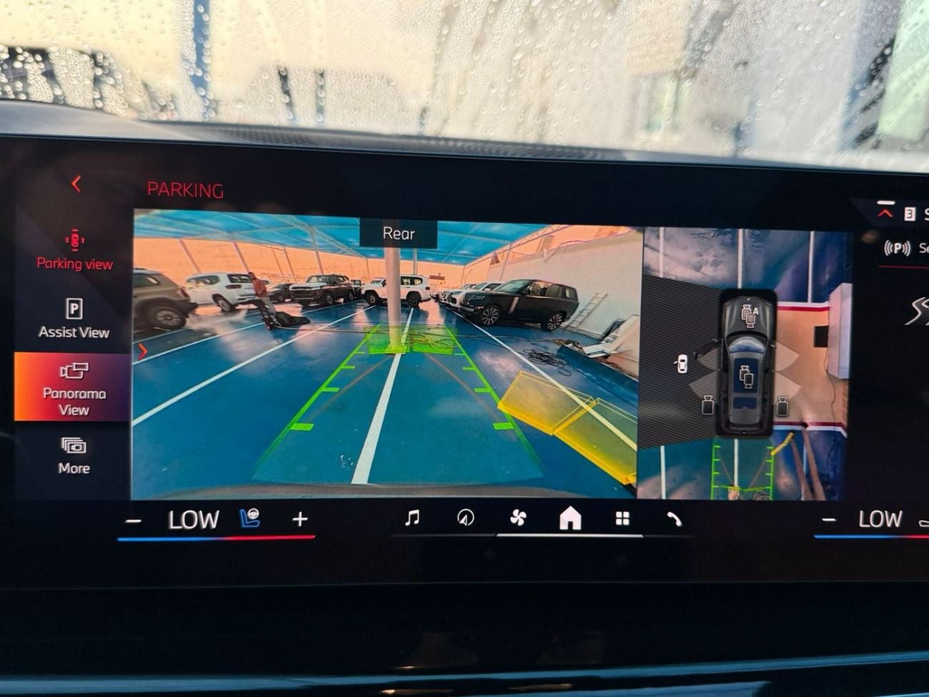 بي أم دبليو X7 The 2026 BMW X7 M60i xDrive is a full-size luxury performance SUV that blends V8 power, advanced tec