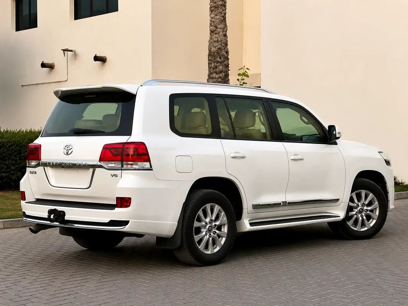 Toyota Land Cruiser GXR 3,360 P.M | | LANDCRUISER | GXR | 4.0L V6 | | GCC | ORIGINAL PAINT