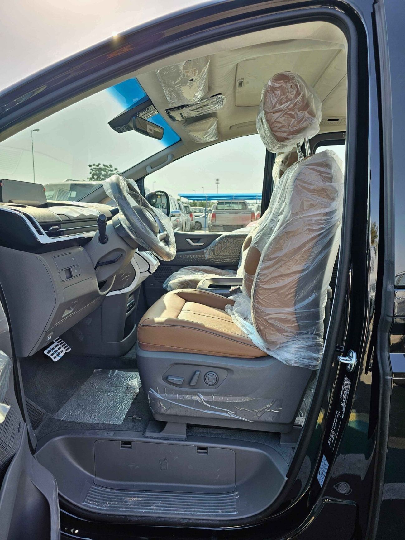 Hyundai Staria LEXURY, 3.5L V6, A/T, POWER SEAT WITH 360* CAMERA / SUNROOF / 9 SEATER / (CODE # 67983)