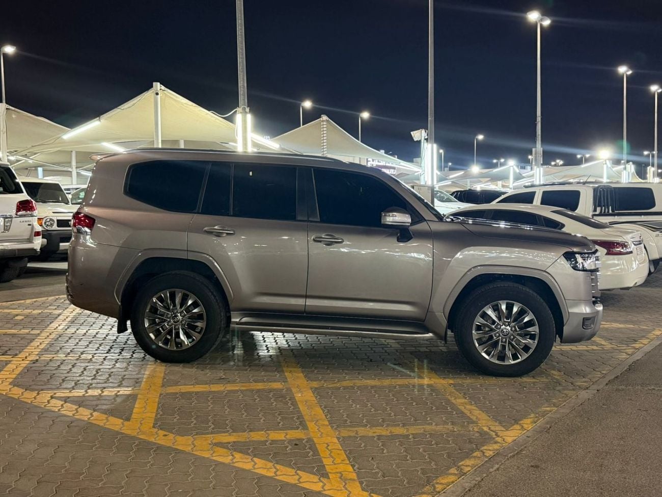 تويوتا لاند كروزر GXR 3.3L Twin Turbo Diesel Engine LHD 4WD Automatic Gear 7 Seats 5 Doors