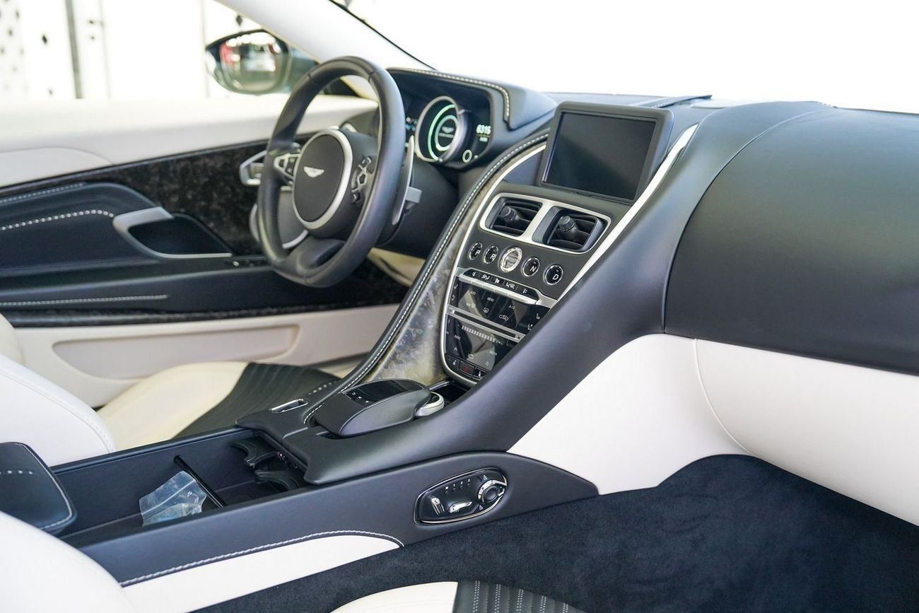 أستون مارتن DB11 Std 4.0L