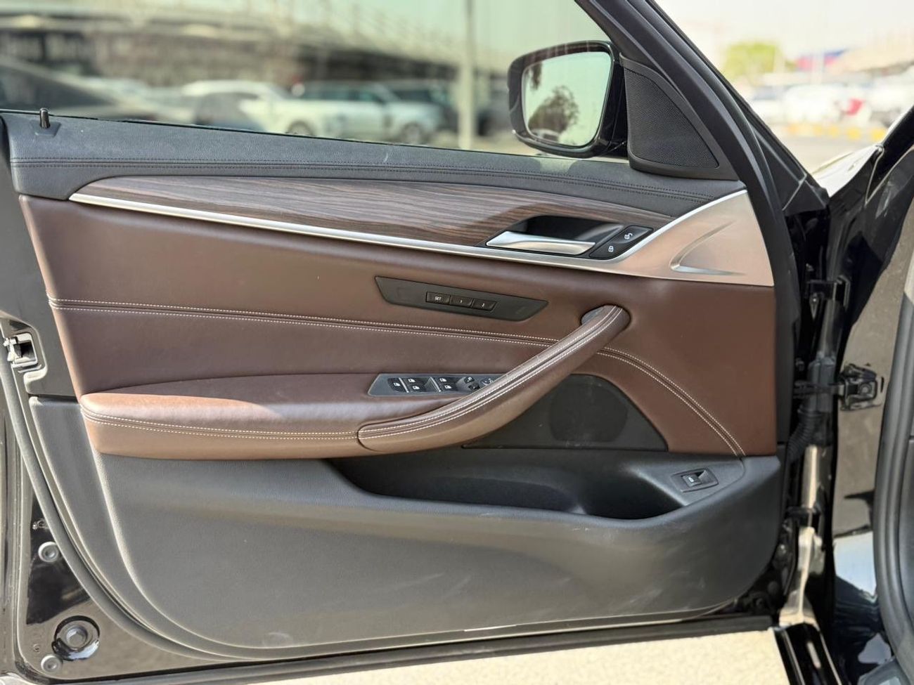 بي أم دبليو 530i Exclusive Luxury 2.0L