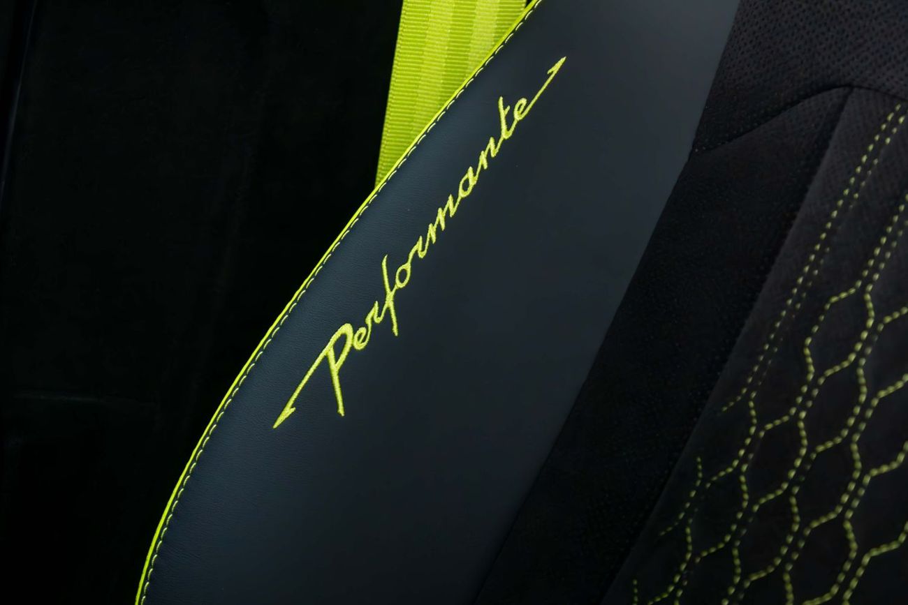 Lamborghini Urus 4.0T V8 Performante Full Carbon Fiber Package-Akrapovic Exhaust System-Very Low Mileage