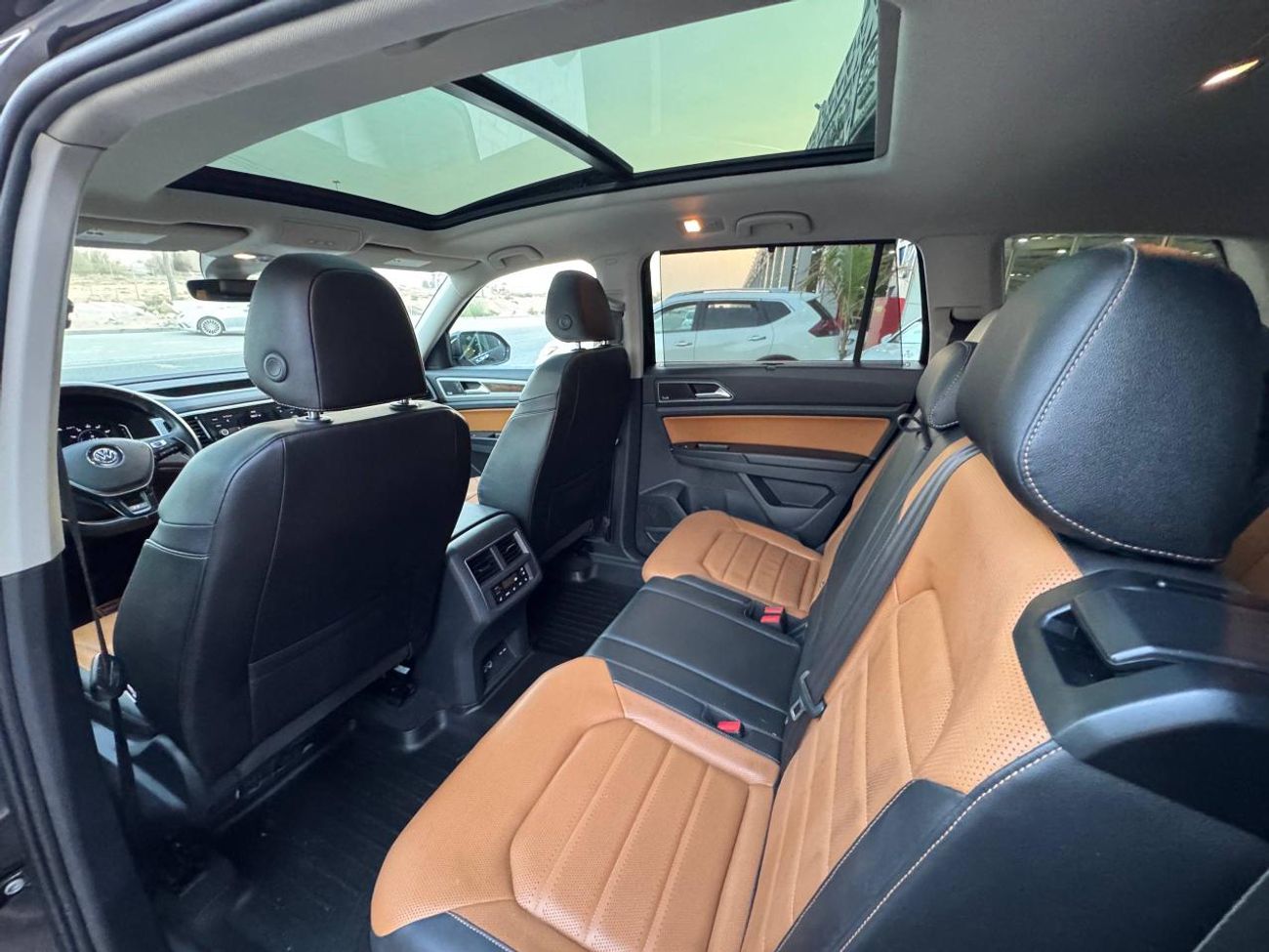 فولكس واجن اطلس R-LINE / 4MOTION / V6 3.6L / فتحة سقف بانورامية / بحالة ممتازة / رادار